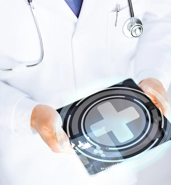 Mężczyzna lekarz trzymając tablet pc z aplikacji medycznych — Zdjęcie stockowe