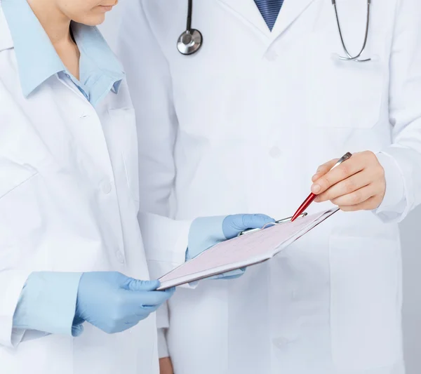 Νοσοκόμα και αρσενικό γιατρός κρατώντας καρδιογράφημα — Φωτογραφία Αρχείου
