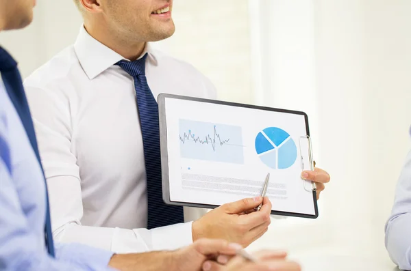 Close up of businessman hands with clipboard — Φωτογραφία Αρχείου