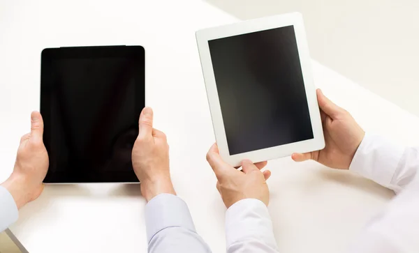 Närbild av affärsmannen händer med TabletPC — Stockfoto