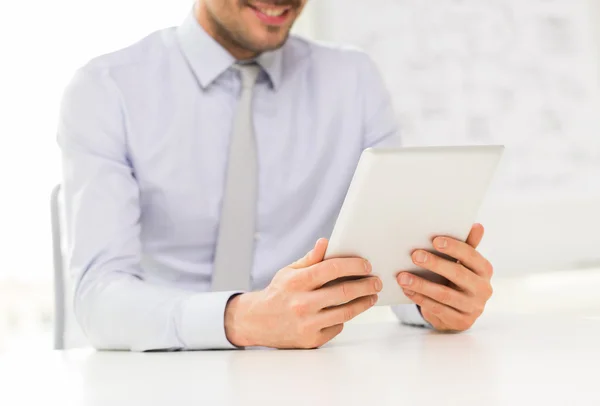 Primer plano de las manos del hombre de negocios con la tableta pc —  Fotos de Stock