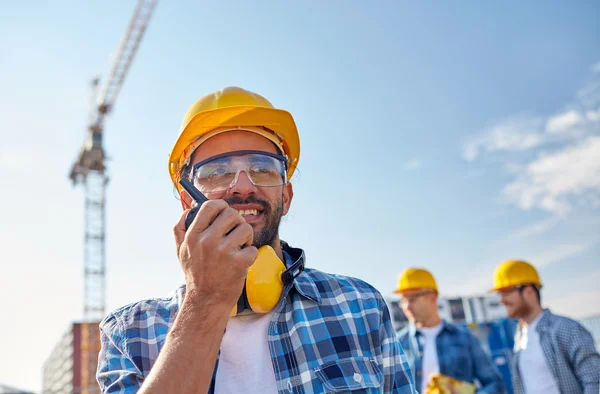 Builder in hardhat with walkie talkie — Stock Photo, Image