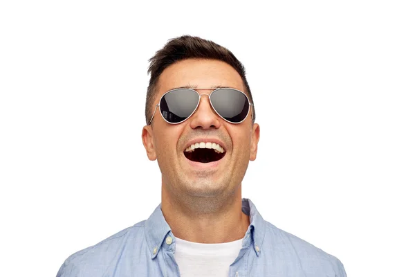 Volto di uomo sorridente in camicia e occhiali da sole — Foto Stock