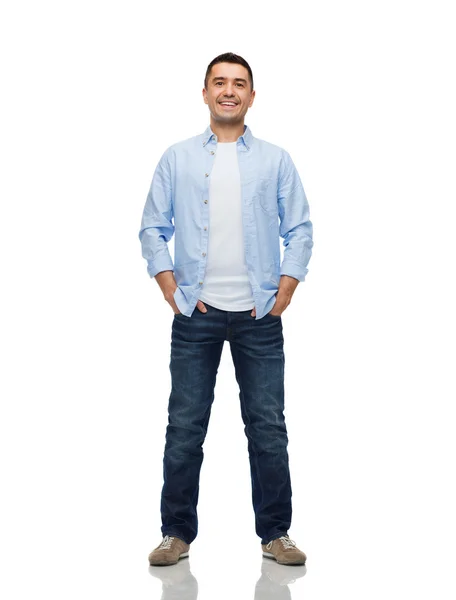Усміхнений чоловік з руками в кишенях — стокове фото
