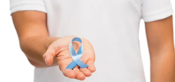 Mano con la cinta azul de la conciencia del cáncer de próstata — Foto de Stock