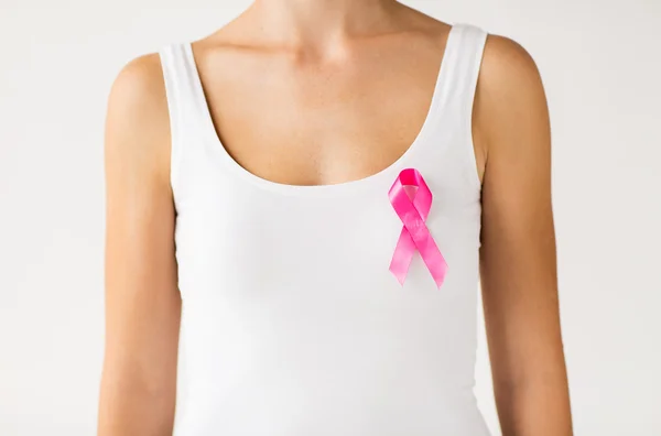 Frau mit rosa Krebsinformationsband — Stockfoto