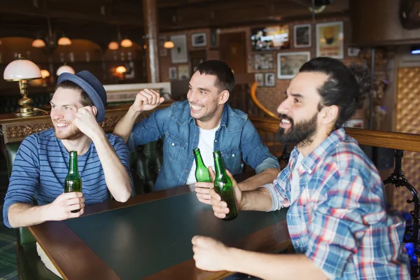 Happy male friends drinking beer at bar or pub — Stock Photo, Image