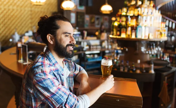 Homem feliz bebendo cerveja no bar ou pub — Fotografia de Stock