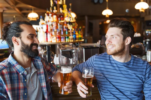 Amigos varones felices bebiendo cerveza en el bar o pub — Foto de Stock