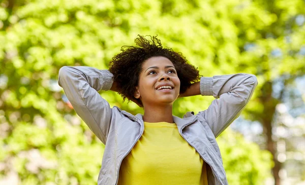 Gelukkig Afrikaanse Amerikaanse jonge vrouw in zomer park — Stockfoto