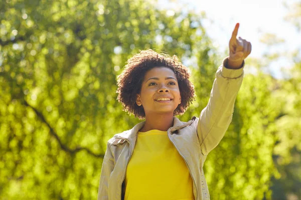 Happy african american young woman in summer park — Stock Photo, Image