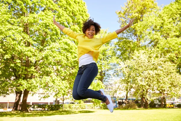 Gelukkig Afrikaanse Amerikaanse jonge vrouw in zomer park — Stockfoto