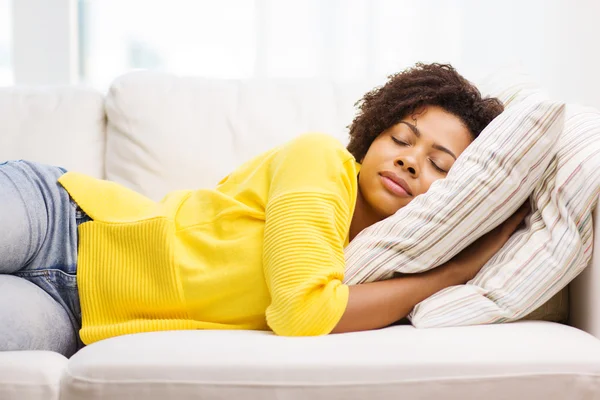 Jovem africana dormindo no sofá em casa Imagens De Bancos De Imagens Sem Royalties