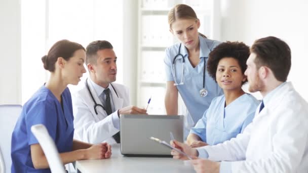 Grupo de médicos com laptop reunião no hospital — Vídeo de Stock