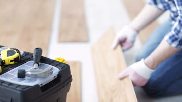 Close up of man installing wood flooring — Stock Video