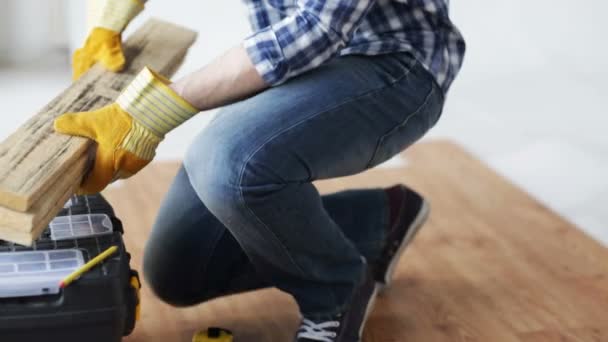 Gros plan de l'homme martelant clou à la planche en bois — Video