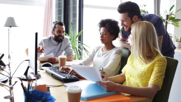 Équipe créative heureuse avec des ordinateurs au bureau — Video