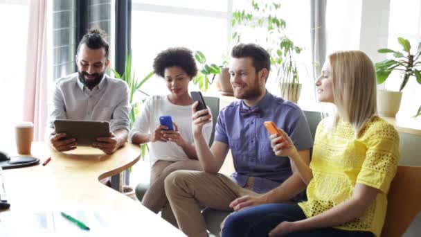 Equipe de negócios com smartphones e tablet pc — Vídeo de Stock