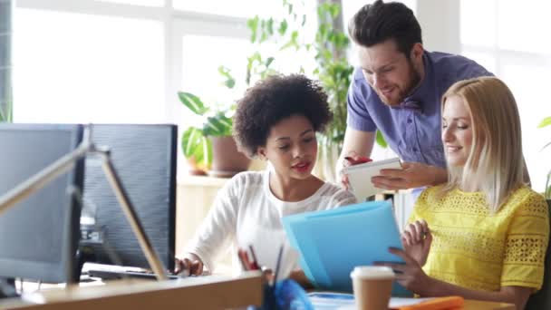 Gelukkig creatieve team met computers in office — Stockvideo