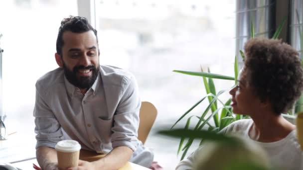 Equipo creativo feliz con café hablando en la oficina — Vídeo de stock