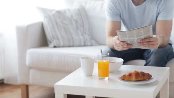 Primer plano del hombre con el periódico desayunando — Vídeos de Stock