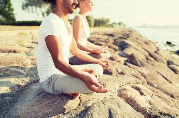 Close up van paar maken van yoga oefeningen buiten — Stockfoto