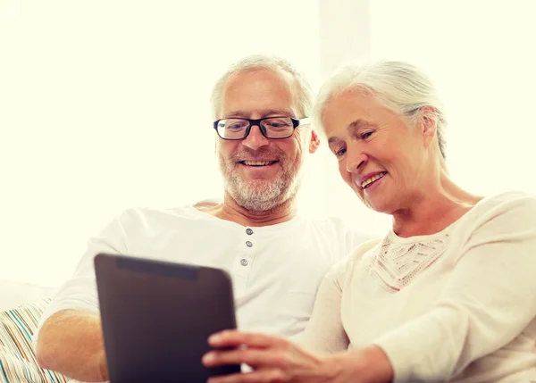 Felice coppia anziana con tablet pc a casa — Foto Stock