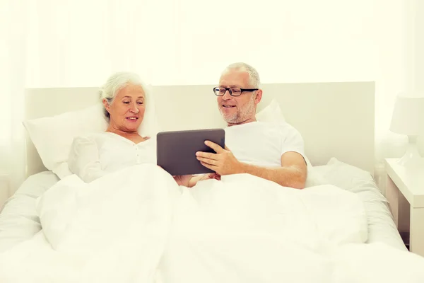 Gelukkig senior koppel met tablet pc thuis — Stockfoto