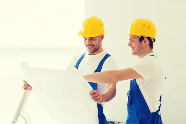Group of builders with blueprint — Stock Photo, Image