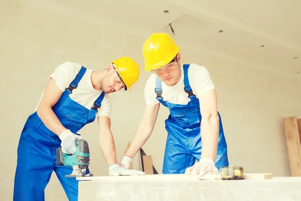 Grupo de constructores con herramientas en interiores — Foto de Stock