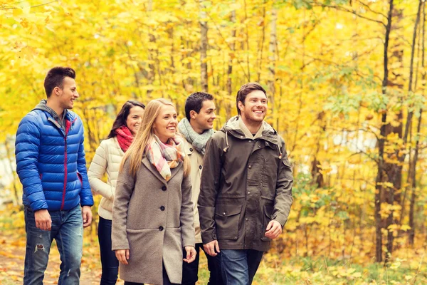 Ομάδα χαμογελώντας ανδρών και γυναικών σε πάρκο φθινόπωρο — Φωτογραφία Αρχείου