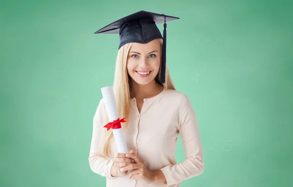 Gelukkig student meisje in Bachelor in cap met diploma — Stockfoto