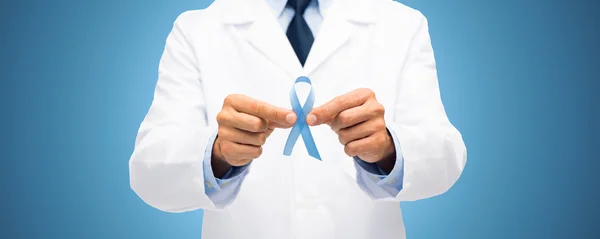 Médico con cinta de conocimiento de cáncer de próstata — Foto de Stock