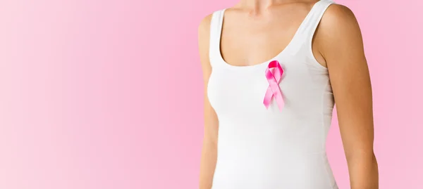 Donna con nastro rosa di consapevolezza del cancro — Foto Stock