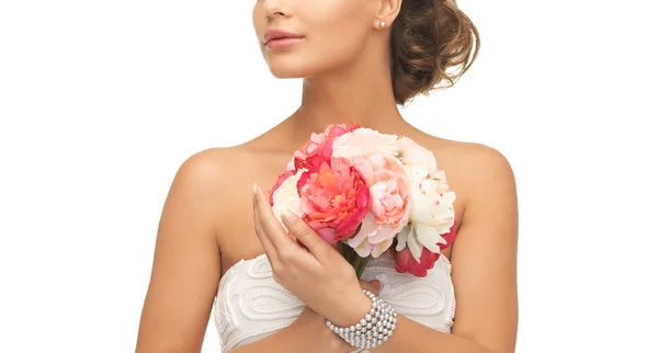 Mujer con ramo de flores — Foto de Stock