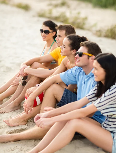 Groupe d'amis heureux sur la plage — Photo