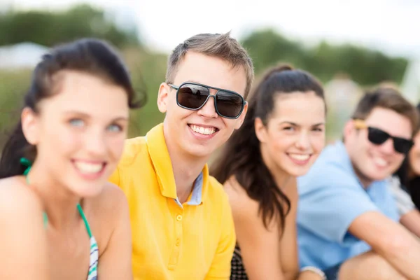 Groupe d'amis heureux sur la plage — Photo