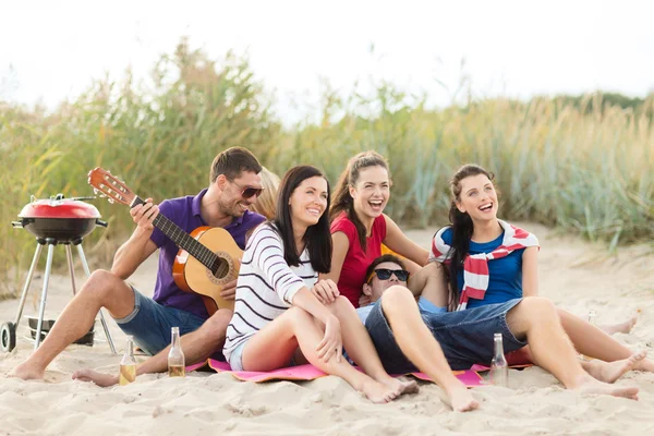 Группа счастливых друзей, веселящихся на пляже — стоковое фото