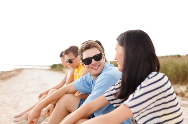 Grupo de amigos felizes na praia — Fotografia de Stock