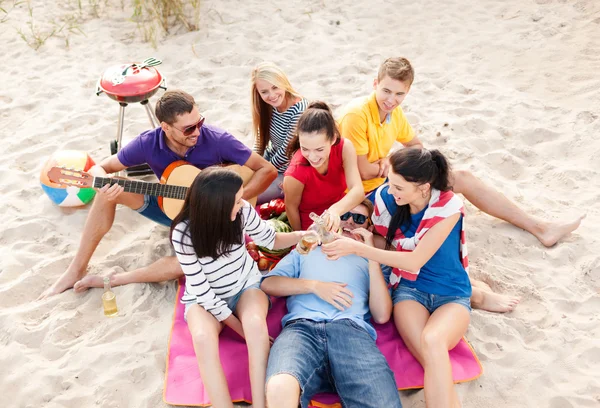 Groep gelukkige vrienden plezier op strand — Stockfoto