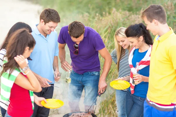 Gruppe von Freunden beim Picknick am Strand — Stockfoto