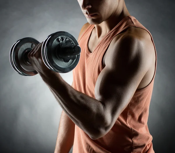 Jonge man met dumbbell — Stockfoto