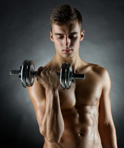 Joven con mancuerna — Foto de Stock