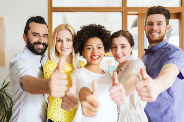 Equipe criativa feliz no escritório — Fotografia de Stock