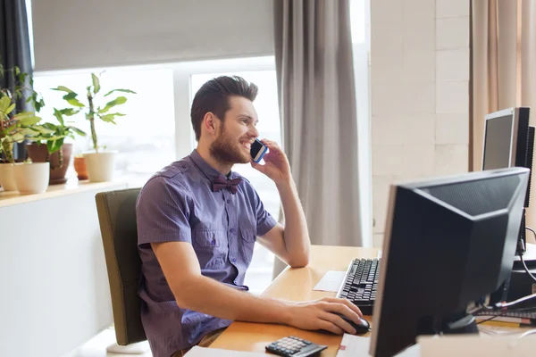 Trabajador masculino creativo feliz que llama en el teléfono inteligente —  Fotos de Stock