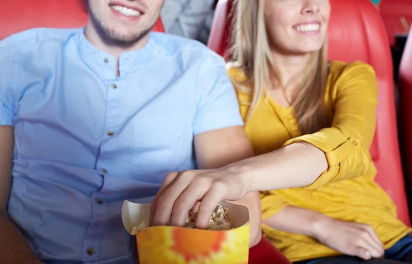 Gelukkige paar kijken naar film in het theater of bioscoop — Stockfoto