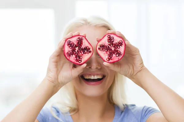 Glückliche Frau bedeckt Augen mit Granatapfel — Stockfoto
