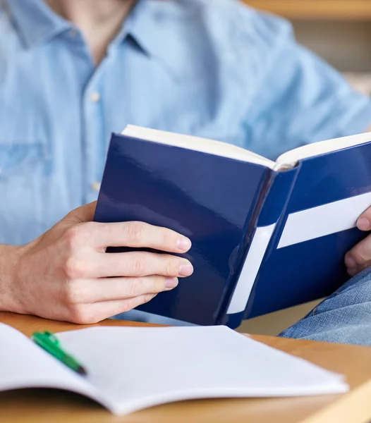 Primer plano del libro de lectura de los estudiantes en la escuela — Foto de Stock