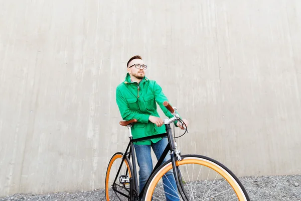 Šťastný mladý bederní muž s pevnou Převodové kolo — Stock fotografie