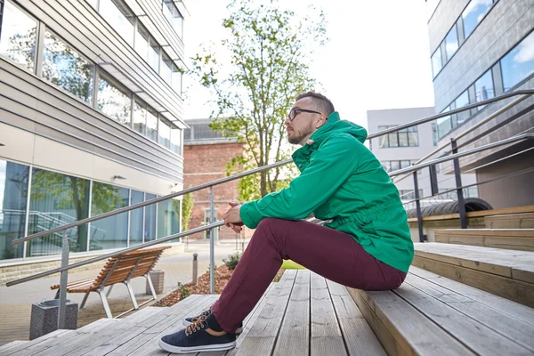 도시에는 계단에 앉아 행복 한 젊은 hipster 남자 — 스톡 사진